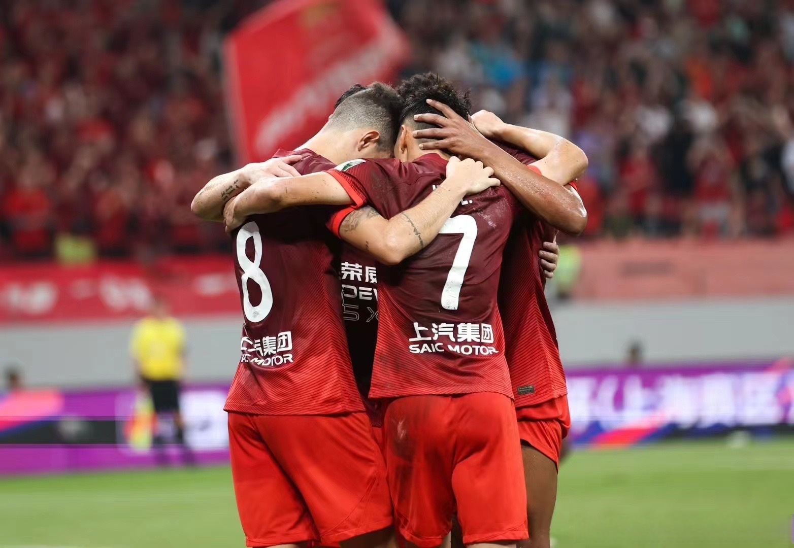 队内火爆情绪暗潮汹涌，堪比赛场更激烈的简单介绍