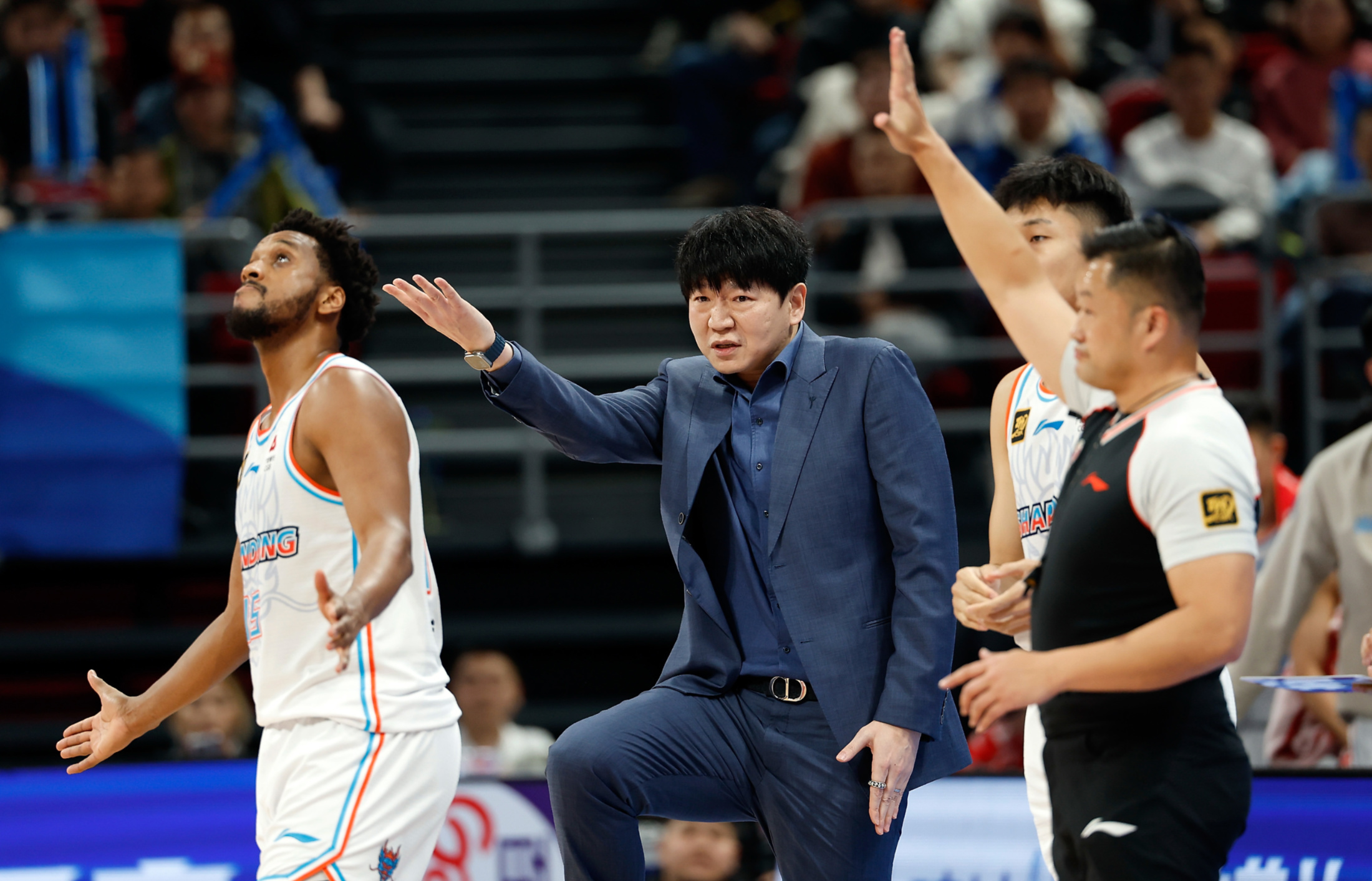 重庆篮球队在今日比赛中逆袭成功，取得胜利